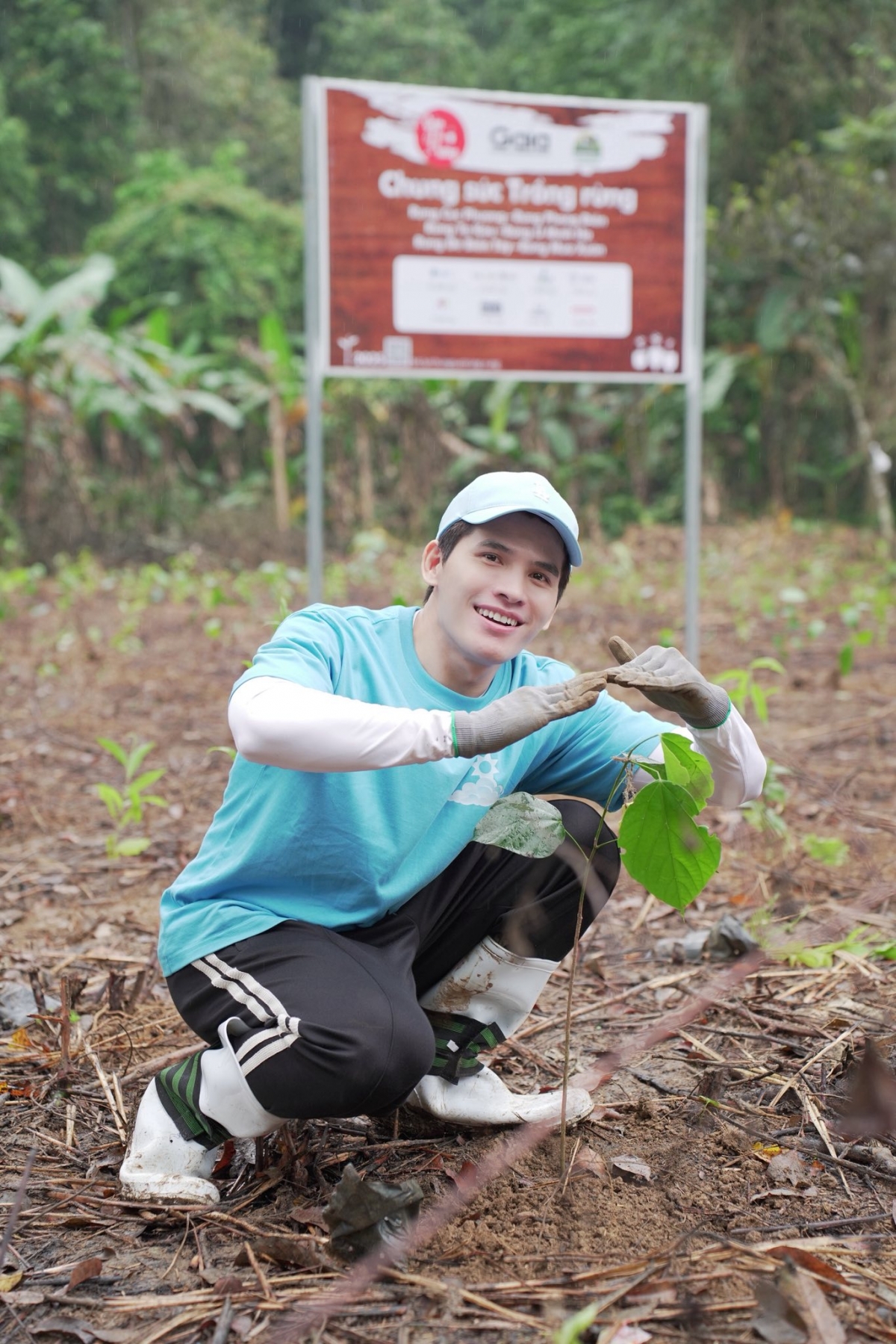 Quốc Thiên khoe ảnh tham gia hoạt động trồng cây tại Vườn quốc gia Cúc Phương, lan tỏa thông điệp tích cực về bảo vệ môi trường và giá trị bền vững thông qua nghệ thuật.