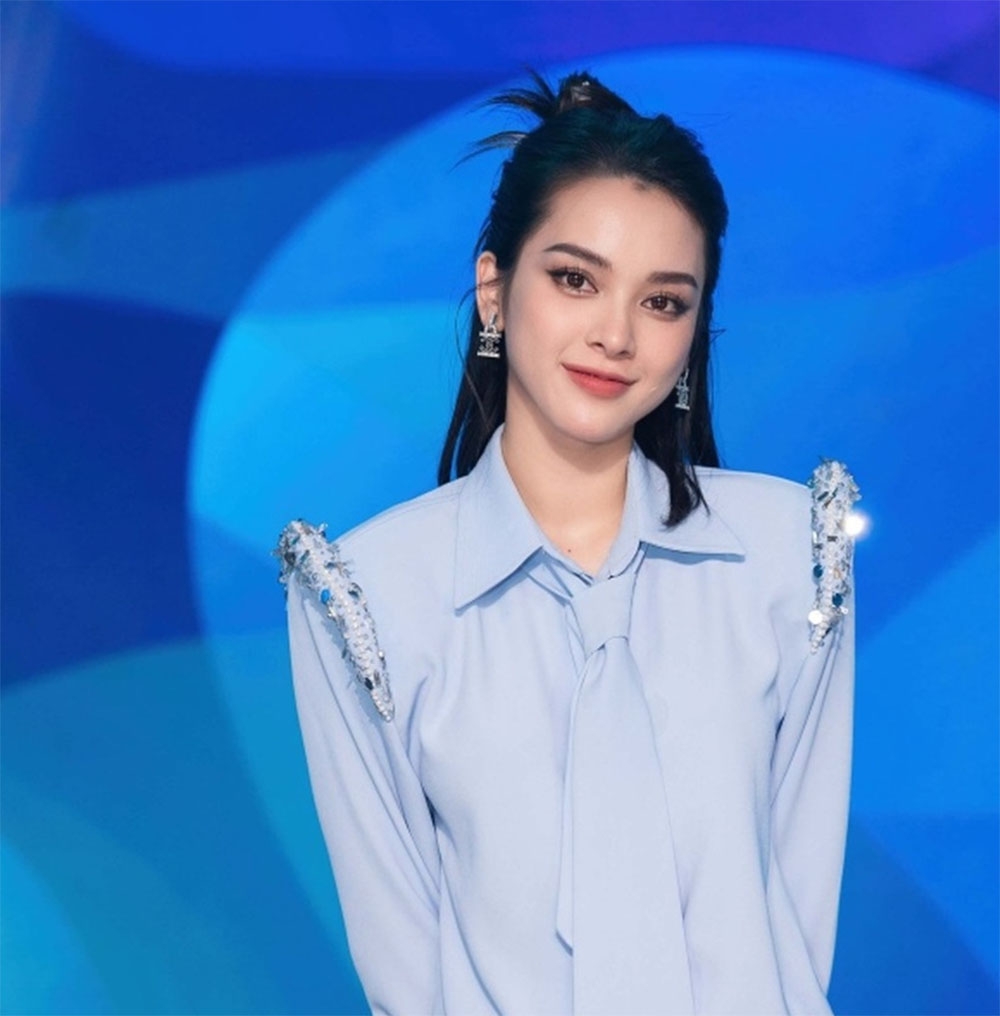 Nữ diễn viên Quỳnh Lương nhiều lần cởi mở chia sẻ chuyện quá khứ. Cô cho biết, năm 18 tuổi, sau khi chia tay bạn trai được vài tháng, cô bất ngờ phát hiện mang thai. Sau đó, gia đình bạn trai đã chủ động liên hệ và sang nhà cô để bàn chuyện cưới xin. Tuy nhiên, lần hôn nhân này tan vỡ chỉ sau một thời gian ngắn.