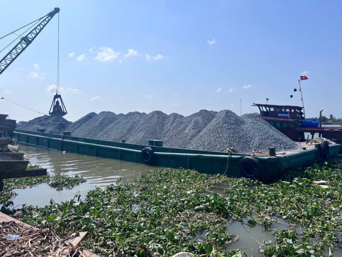 Nguồn vật liệu đá phục vụ ngành xây dựng tại tỉnh Đồng Tháp hiện sốt giá và khan hiếm, doanh nghiệp phải tìm mua từ các địa phương khác.