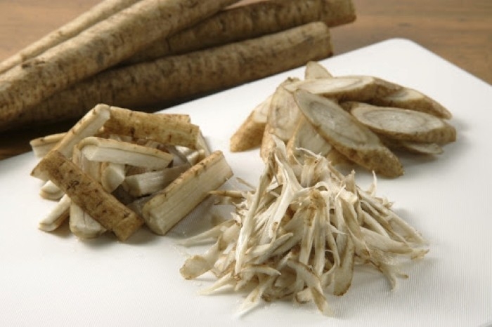 Rễ cây ngưu bàng không chỉ là một nguyên liệu quen thuộc trong ẩm thực dưỡng sinh mà còn là vị thuốc quý trong Đông y. (Ảnh minh họa)
