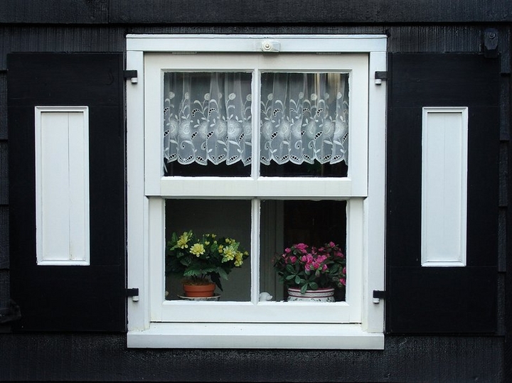  Người Hà Lan đôi khi chỉ dùng 1 tấm rèm phủ nhỏ để phục vụ mục đích trang trí nội thất. (Ảnh: Kitchenk)