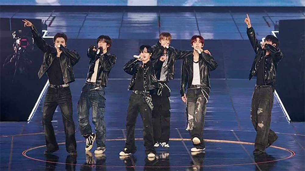 Từ trái sang, các thành viên nhóm nhạc K-pop nam RIIZE: Sungchan, Anton, Wonbin, Sohee, Shotaro và Eunseok tại đêm nhạc bế mạc tour diễn “RIIZING LOUD” ở KSPO Dome, quận Songpa, Seoul. (Ảnh: SM Entertainment)