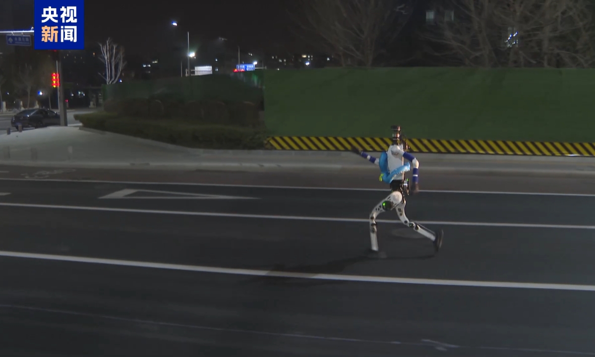 Robot Tiangong trong lần chạy thử đầu tiên của Giải bán marathon robot hình 2026 ngày 15/3. Ảnh chụp màn hình CCTV