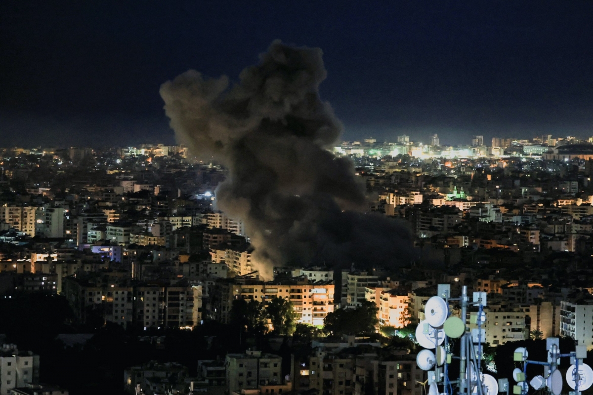 Khói bốc lên sau các cuộc tấn công vào vùng ngoại ô phía Nam Beirut, Lebanon ngày 5/3. Nguồn: Reuters