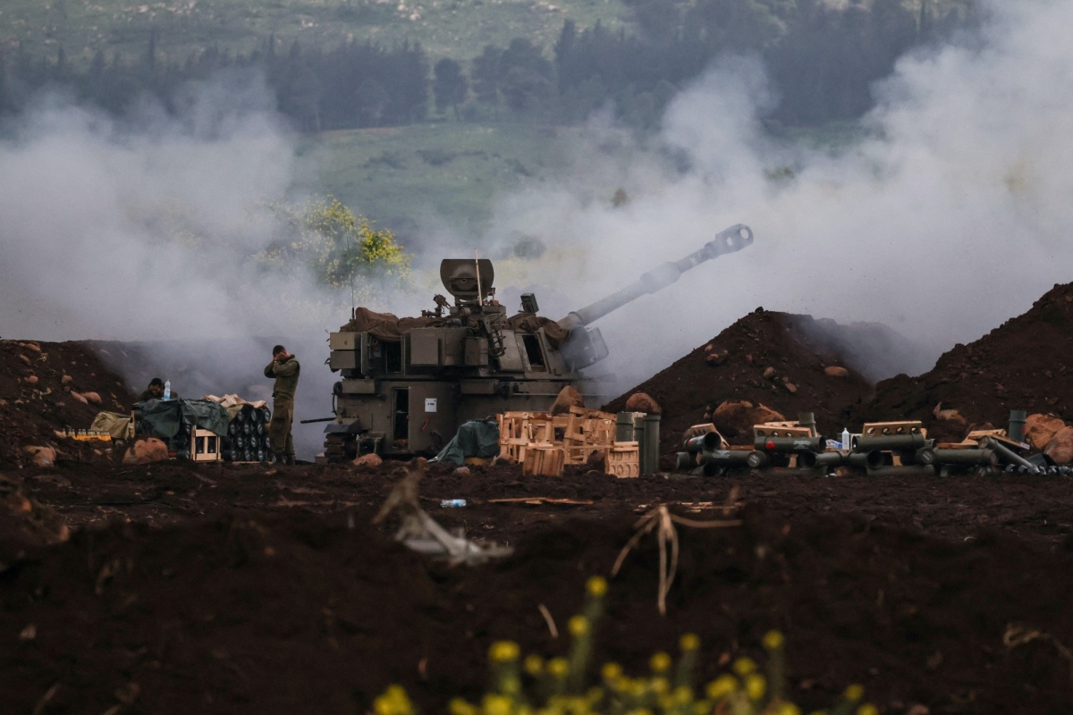 Lực lượng Israel khai hỏa tại khu vực biên giới Israel - Lebanon hôm 15/3. Nguồn: Reuters