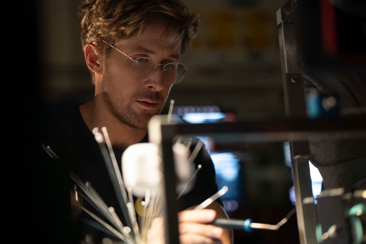 Ryan Gosling cho thấy sự thay đổi hình tượng từ các vai nội tâm sang vai diễn mang tính hành động và sinh tồn.