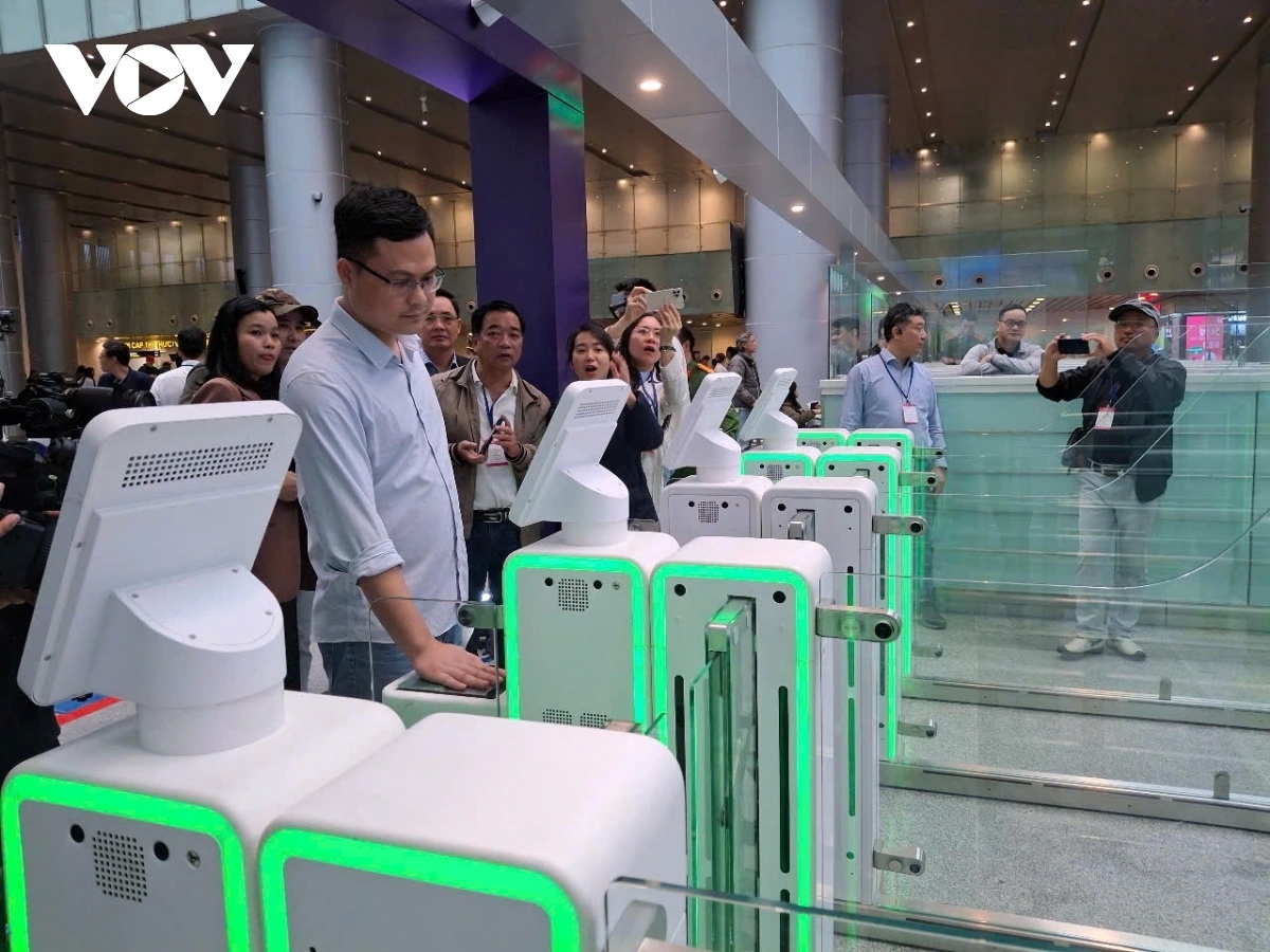 Hành khách tự làm thủ tục xuất nhập cảnh tại hệ thống cổng tự động