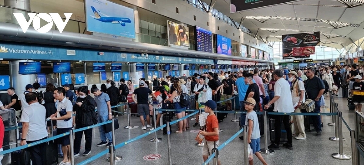 Các chuyến bay quốc tế tập trung vào buổi trưa và ban đêm nên khu vực check-in, xuất nhập cảnh, soi chiếu hành lý sân bay quốc tế Đà Nẵng thường xuyên quá tải.