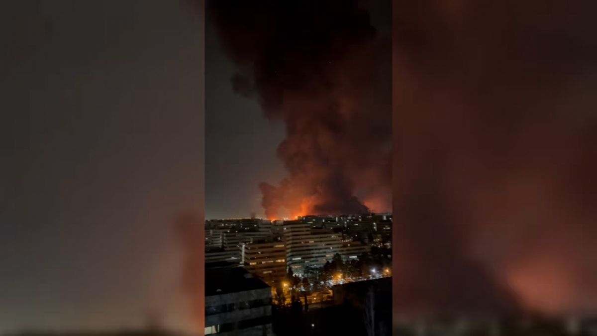 Ảnh chụp màn hình từ một video lan truyền trên mạng xã hội vào rạng sáng 7/3 cho thấy sân bay Mehrabad ở Tehran (Iran) bốc cháy sau các cuộc không kích. (Nguồn: Mạng xã hội X)