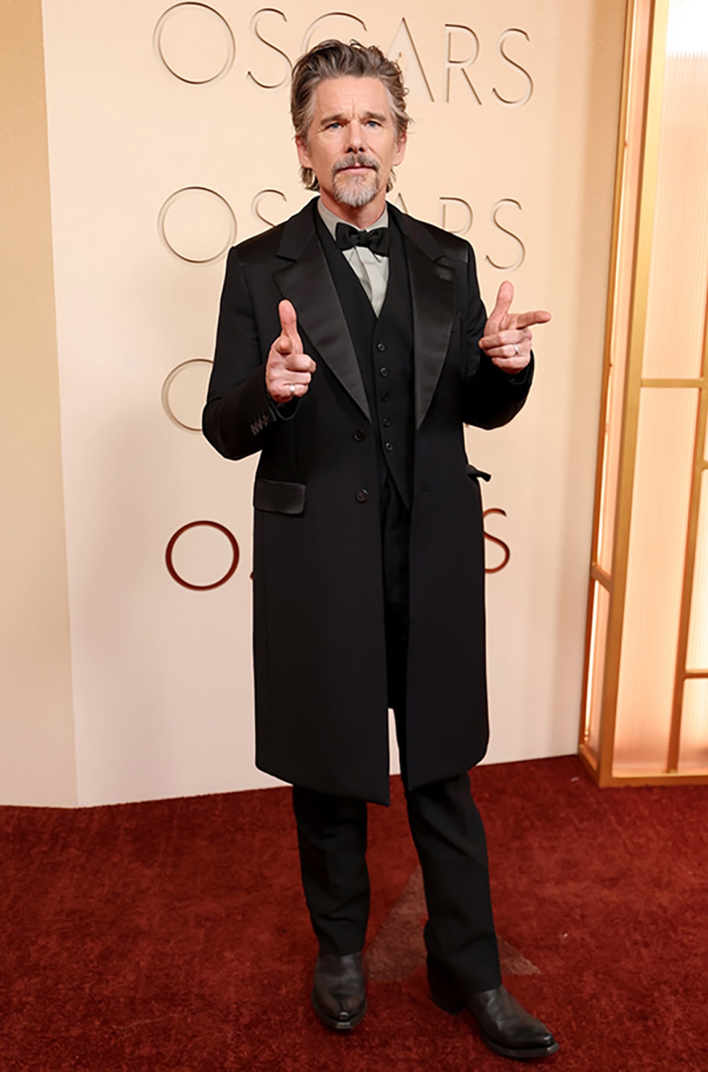 Nam diễn viên Ethan Hawke từng 5 lần được đề cử Oscar sẽ tham gia mùa thứ hai của loạt phim truyền hình nổi tiếng “The Lowdown” trên kênh FX. Về mảng điện ảnh, anh sẽ tái hợp với đạo diễn Michael Almereyda của bộ phim chính kịch độc lập “Tonight at Noon”. (Ethan Hawke tại Oscar 2026. Ảnh: Arturo Holmes/Getty Images)