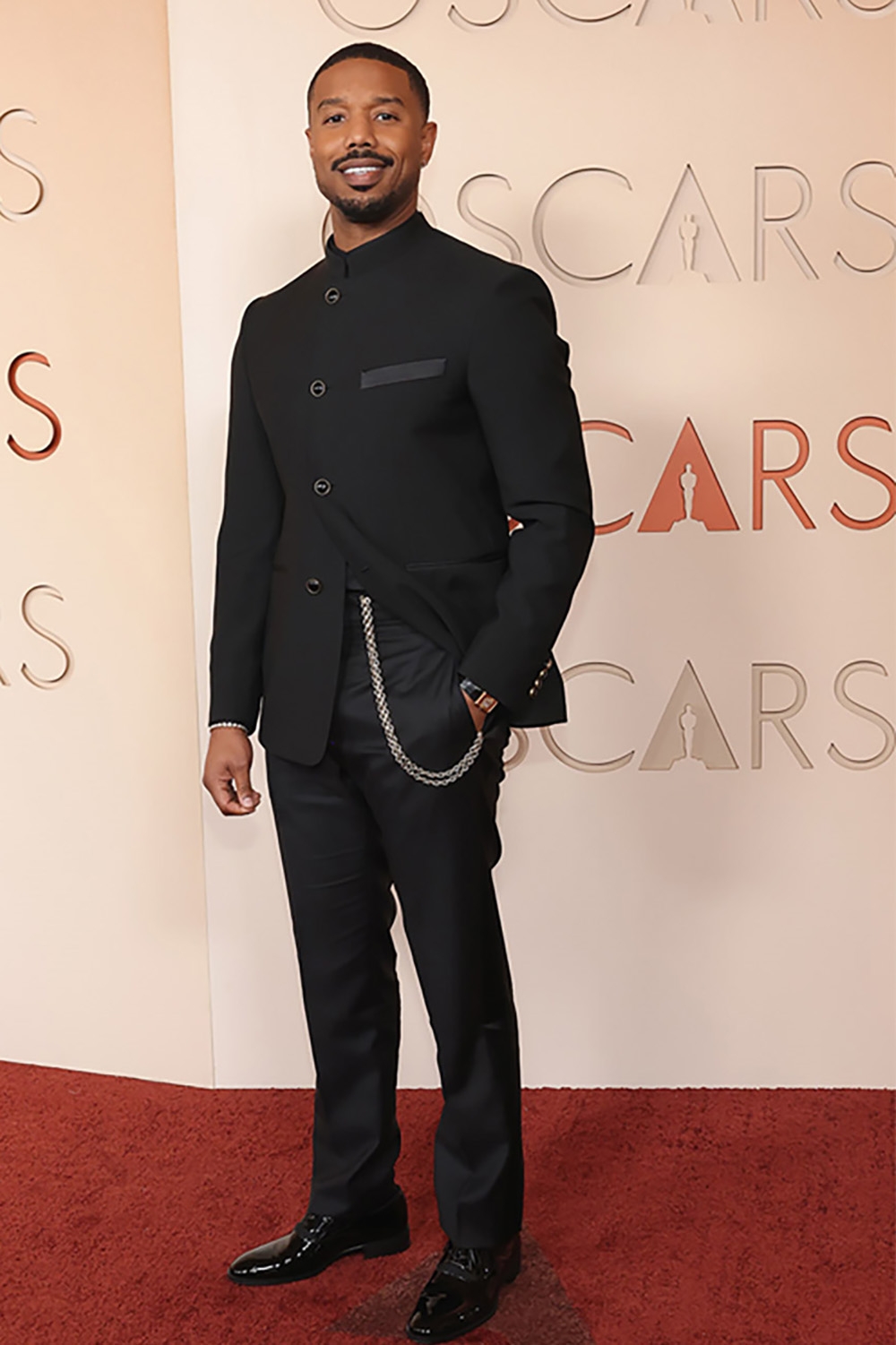 Michael B. Jordan sẽ đảm nhiệm cả vai trò diễn viên và đạo diễn trong bản làm lại phim “The Thomas Crown Affair” của Amazon MGM. Anh ấy cũng tham gia vào bộ phim “Miami Vice” của Joseph Kosinski và một phần tiếp theo của “Creed” đang trong quá trình phát triển. (Michael B. Jordan tại Oscar 2026. Ảnh: Mike Coppola/Getty Images)