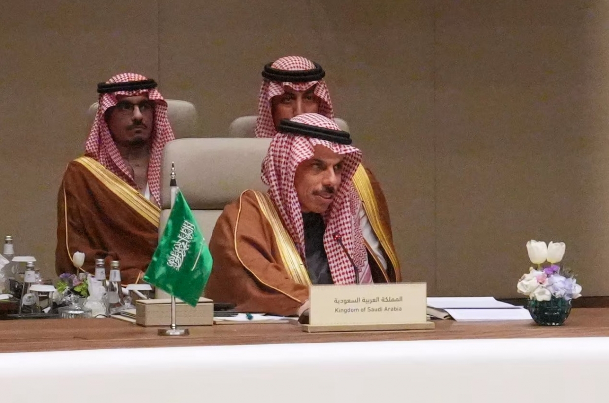 Ngoại trưởng Saudi Arabia - Hoàng thân Faisal bin Farhan chủ trì cuộc họp tham vấn của các ngoại trưởng từ nhóm các nước Arab và Hồi giáo tại thủ đô Riyadh ngày 19/3. Ảnh: AP