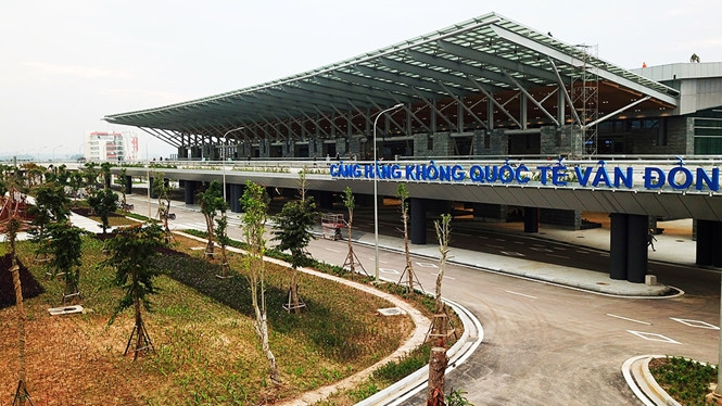 Theo tầm nhìn đến năm 2050, Cảng hàng không quốc tế Vân Đồn được định hướng đạt công suất khoảng 20 triệu hành khách và 200.000 tấn hàng hóa mỗi năm.