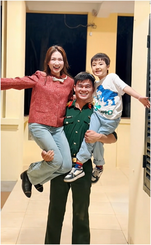 Ca sĩ Hòa Minzy đưa con trai riêng - bé Bo - đi thăm và ra mắt đồng nghiệp của chồng sắp cưới - đại úy Văn Cương - tại doanh trại quân đội.