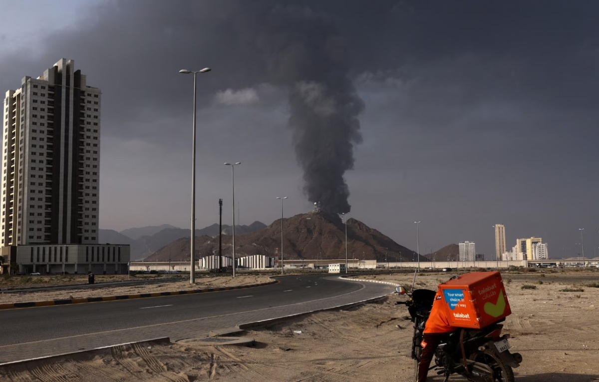 Khói bốc lên từ  khu công nghiệp dầu mỏ Fujairah, UAE hôm 3/3/2026. Ảnh minh hoạ: Reuters