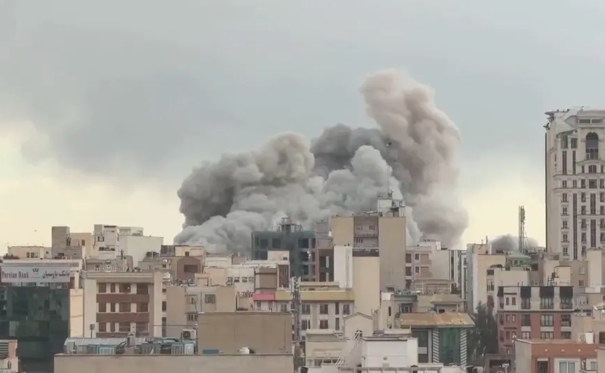 Một cuộc tấn công của Israel vào thủ đô Tehran của Iran. Ảnh: AP