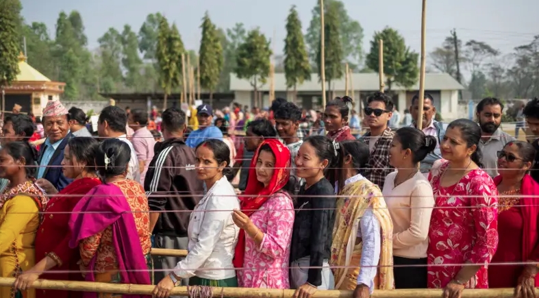 Cử tri Nepal xếp hàng đi bầu cử ngày 5/3. Ảnh: Reuters