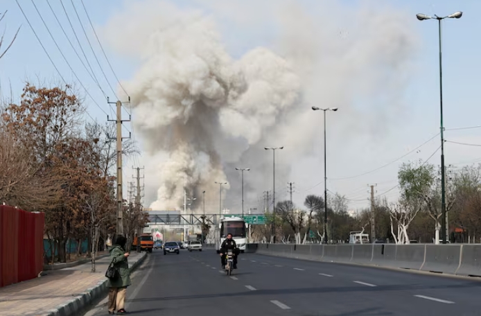 Một cuộc không kích của Israel tạo nên cột khói lớn tại thủ đô Tehran của Iran. (Ảnh: Reuters)