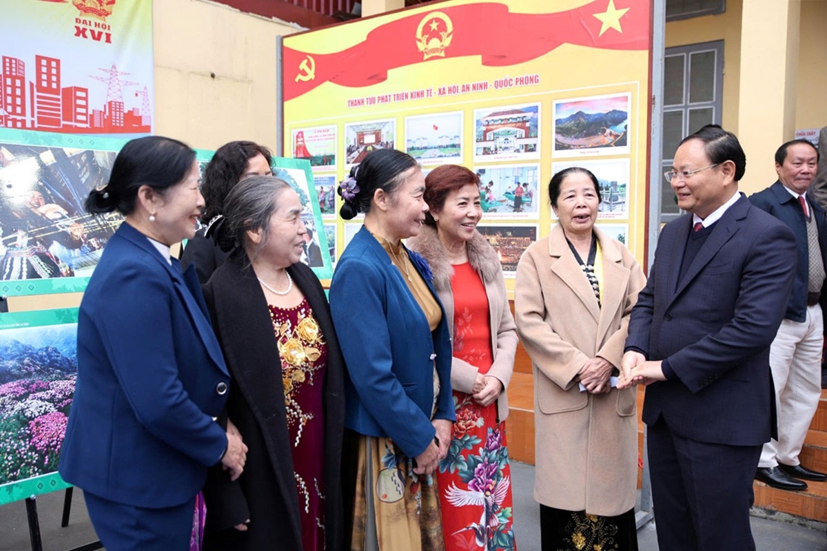 Bí thư Tỉnh ủy Lai Châu Lê Minh Ngân và các cử tri bỏ phiếu bầu cử