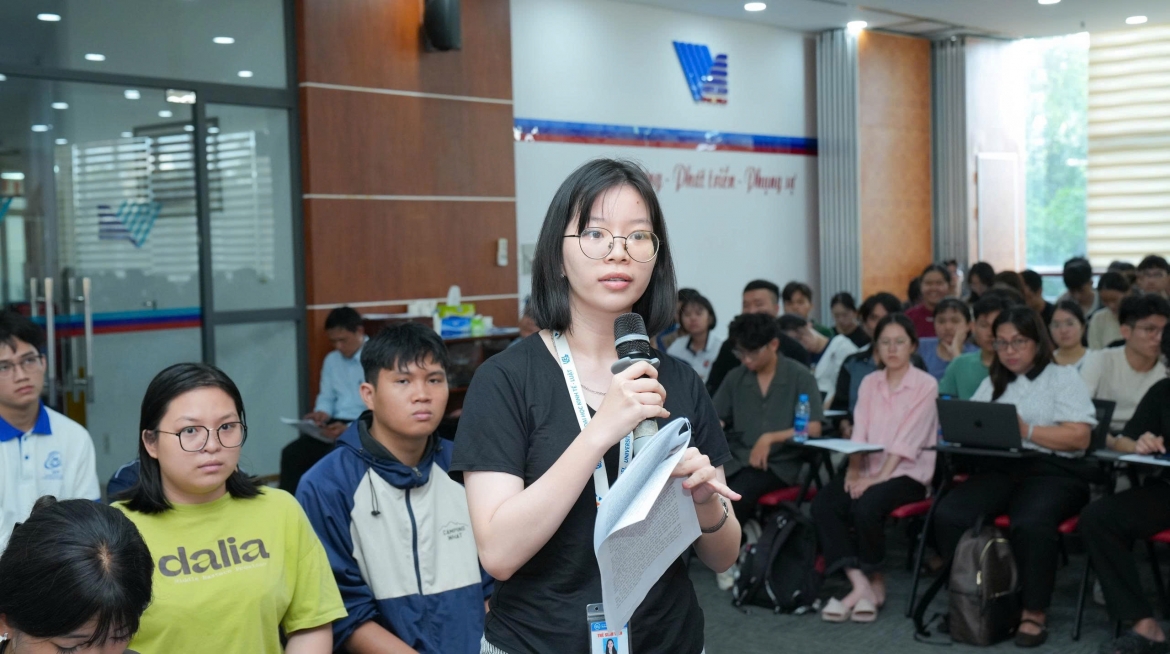 Sinh viên ký túc xá đặt câu hỏi với ứng viên đại biểu Quốc hội trong buổi tiếp xúc cử tri (ảnh: đơn vị cung cấp)