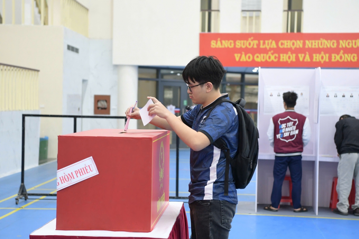 Sinh viên Võ Phạm Huy Hoàng, năm thứ 2 Trường Đại học Y Hà Nội cho biết, đây là lần đầu tiên em tham gia bỏ phiếu bầu cử