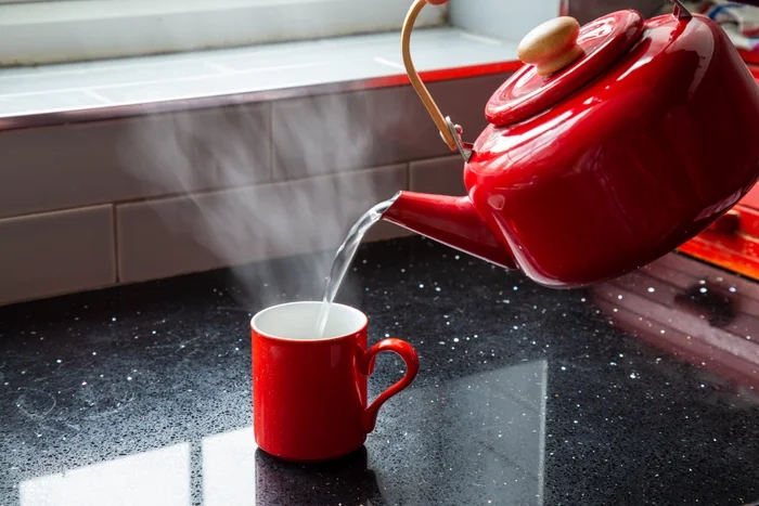 Tại Trung Quốc, người dân coi việc uống nước nóng như cách nâng cao sức khỏe. (Ảnh: LA Times)