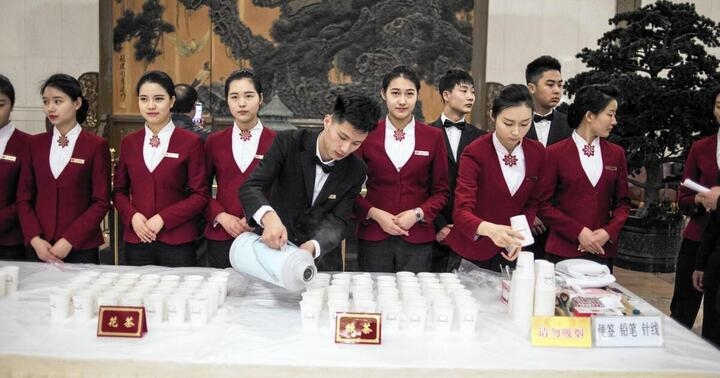 Người Trung Quốc hay ăn đồ dầu mỡ, đậm gia vị nên uống nước ấm là giải pháp hoàn hảo để làm sạch. (Ảnh: LATimes)