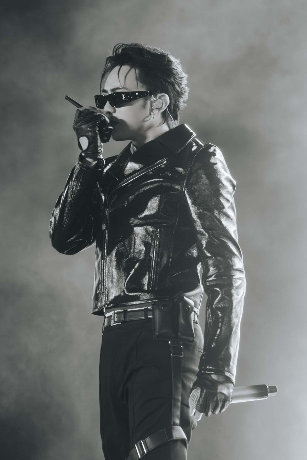 SOOBIN đăng tải loạt ảnh biểu diễn đầy năng lượng trên sân khấu. Những khoảnh khắc “chất lừ” của nam ca sĩ nhanh chóng nhận được nhiều bình luận thích thú từ người hâm mộ.