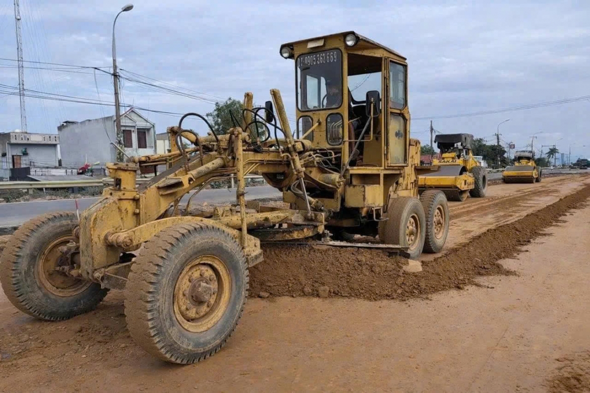 Việc giá nhiều loại vật liệu xây dựng tăng đáng kể từ đầu năm 2026 đang tạo áp lực lớn đối với các nhà thầu thi công (Ảnh: Thanh Niên).