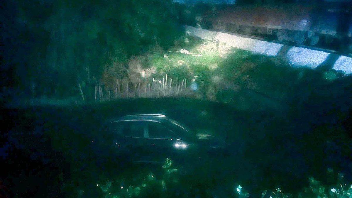 Ô tô bị tàu hoả hất văng xuống mương