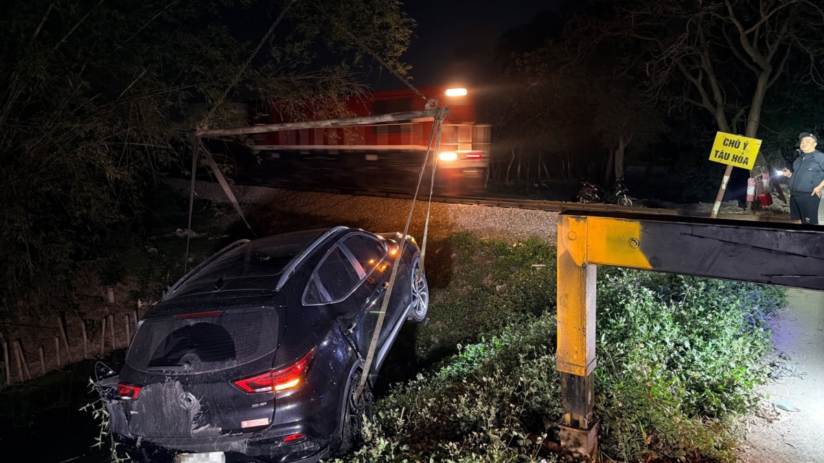 Lực lượng chức năng cẩu ô tô lên bờ (Ảnh: Đình Hiếu)