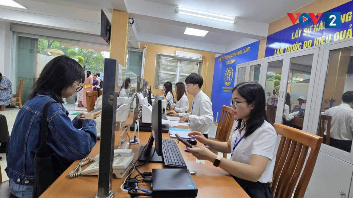 Công chức lo ngại tăng lương không theo kịp giá cả thị trường (Ảnh: Anh Thu)
