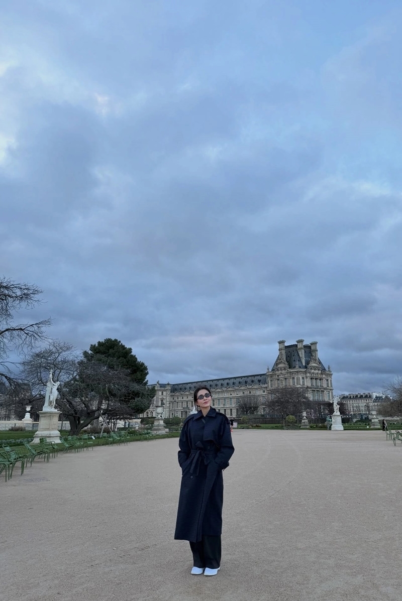 Tăng Thanh Hà đang tận hưởng chuyến du lịch Pháp sau Tết và do chênh lệch múi giờ với Paris lên tới 6 tiếng vào mùa đông, cô tranh thủ dạo bộ khám phá thủ đô lúc tờ mờ sáng và check-in tại khu vườn Tuileries hơn 500 năm tuổi.