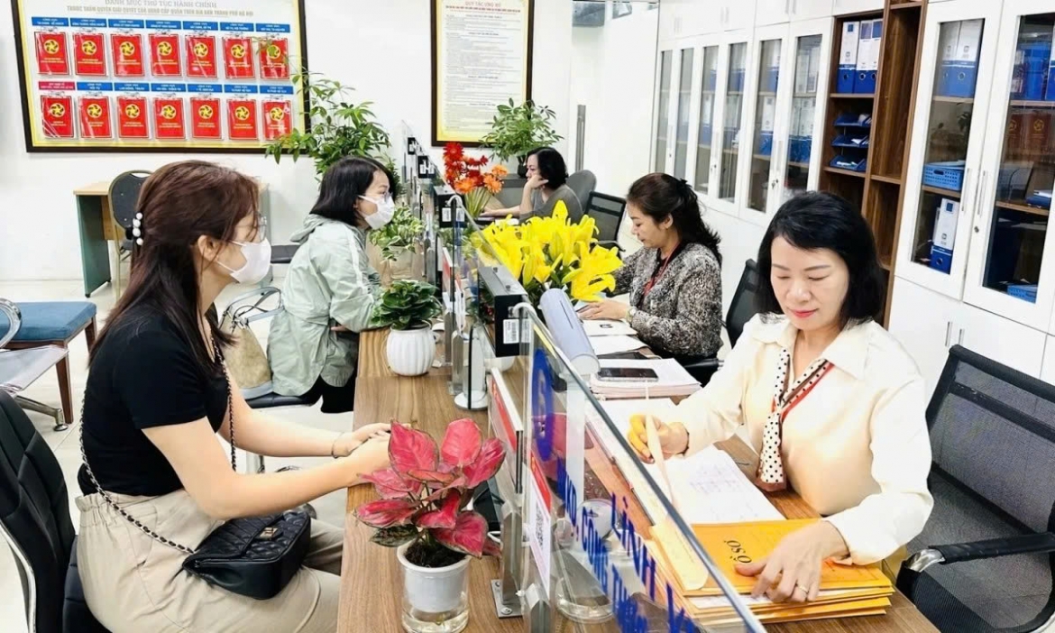 Cán bộ của một phường ở Hà Nội đang nỗ lực phục vụ người dân