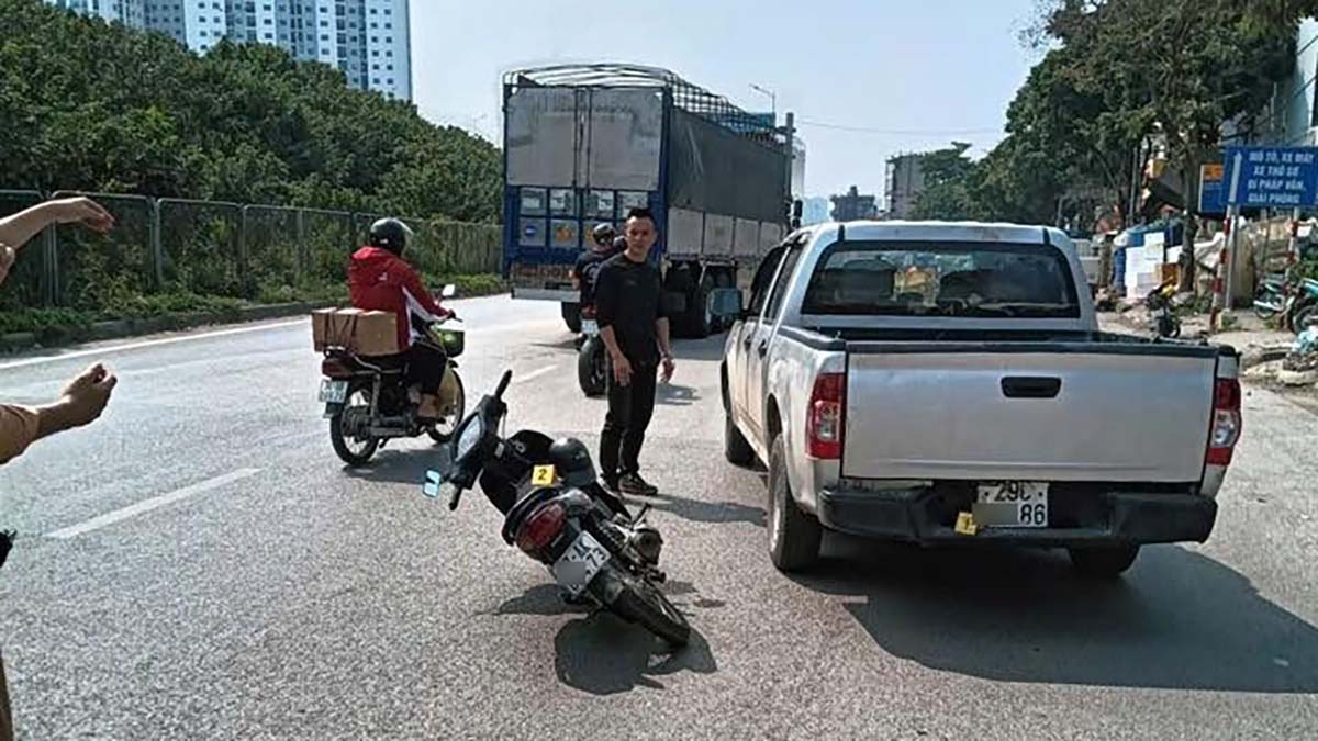 Lực lượng chức năng dựng lại hiện trường vụ va chạm trước đó