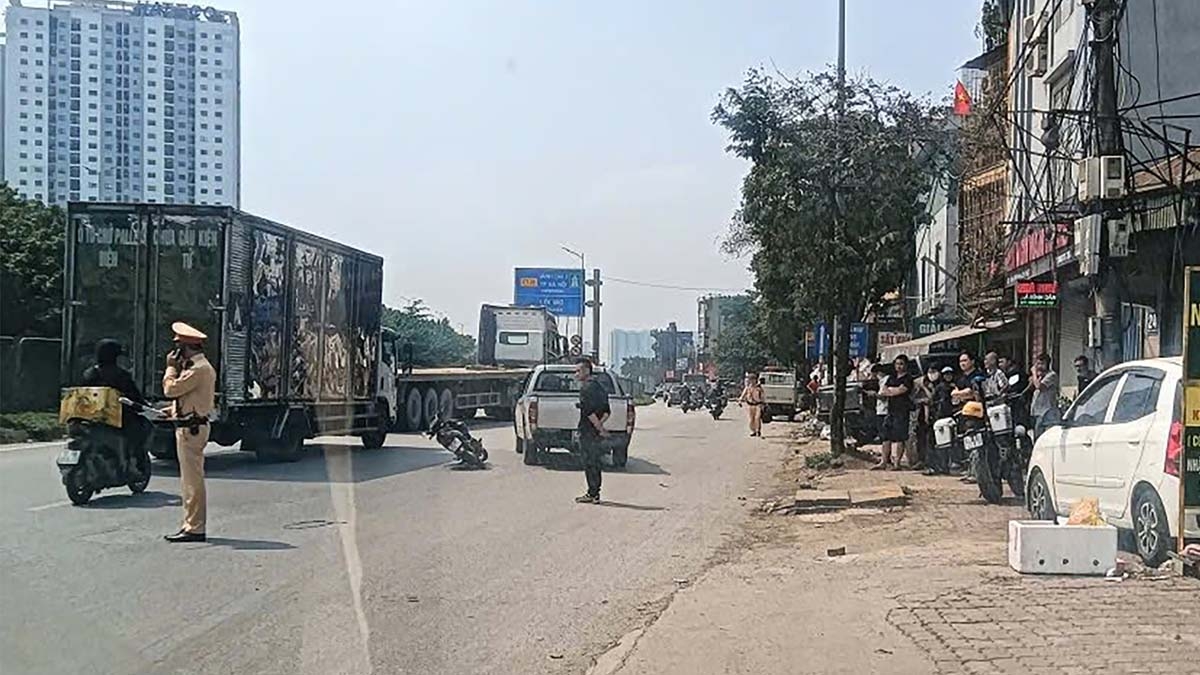 Các phương tiện di chuyển chậm qua khu vực dựng lại hiện trường