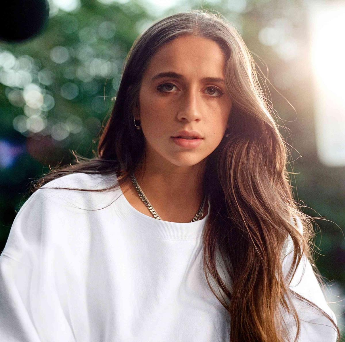 Xuất thân là vũ công chuyên nghiệp, Tate McRae sở hữu lợi thế lớn về trình diễn sân khấu. Cô nhanh chóng chuyển mình sang ca hát và ghi dấu với các bản hit giàu cảm xúc như “You Broke Me First” hay “Greedy”. Sự kết hợp giữa kỹ năng vũ đạo và giọng hát giúp McRae trở thành một trong những gương mặt pop trẻ nổi bật nhất hiện nay.