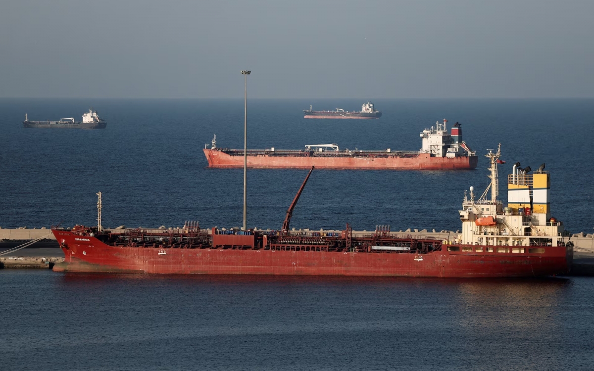 Tàu thương mại ở Oman. Ảnh: Reuters.