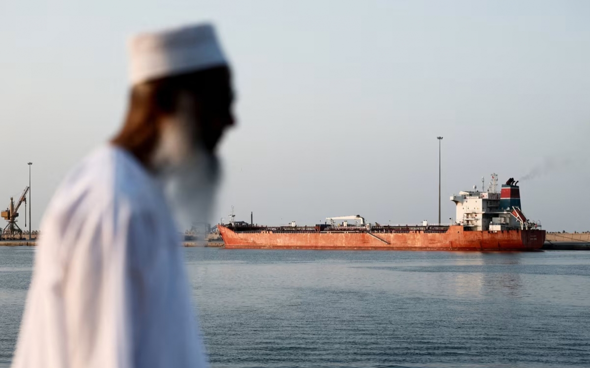 Tàu chở dầu tại cảng Oman, gần eo biển Hormuz trong bối cảnh xung đột giữa Mỹ - Israel với Iran tháng 3/2026. Ảnh: Reuters.