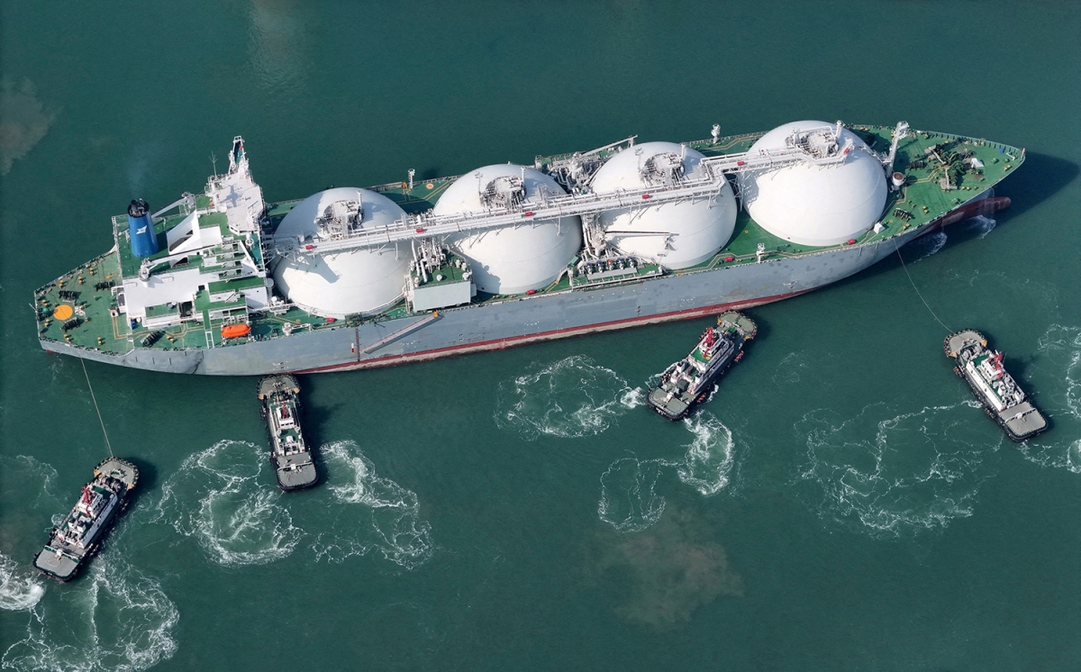 Các tàu lai dắt hỗ trợ một tàu chở khí tự nhiên hóa lỏng (LNG) cập cảng tại tỉnh Sơn Đông, Trung Quốc, ngày 14/2/2025. Ảnh: cnsphoto/Reuters