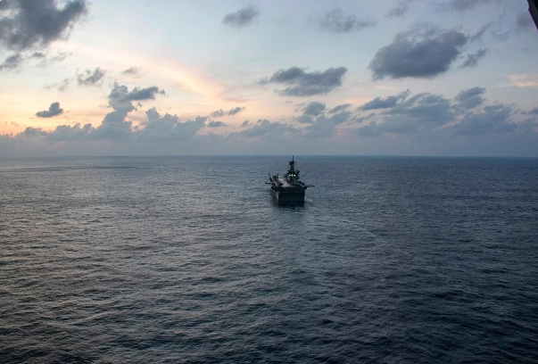 Tàu đổ bộ USS Tripoli (LHA-7). Ảnh: Reuters