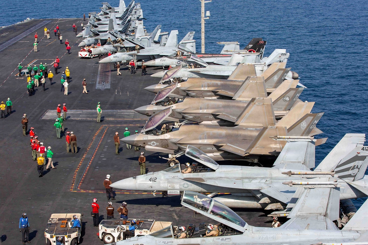 Các máy bay thuộc Không đoàn Tàu sân bay số 9 (CVW-9) đậu trên boong tàu sân bay lớp Nimitz USS Abraham Lincoln của Hải quân Mỹ, trong khuôn khổ chiến dịch Epic Fury nhằm vào Iran, ngày 28/2/2026. Ảnh: Hải quân Mỹ