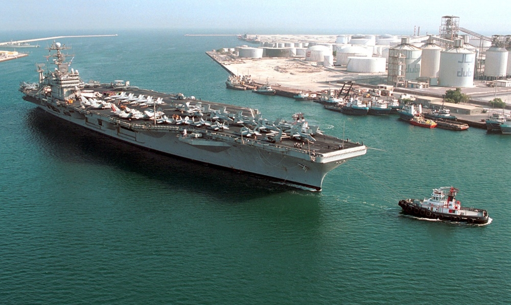 Tàu USS George Washington cập cảng Jebel Ali ở Các Tiểu vương quốc Arab Thống nhất. Ảnh: Hải quân Mỹ