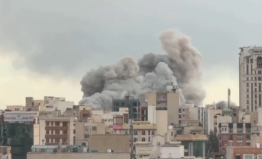 Khói bụi bốc lên sau 1 cuộc tấn công vào thủ đô Tehran của Iran. Ảnh: AP