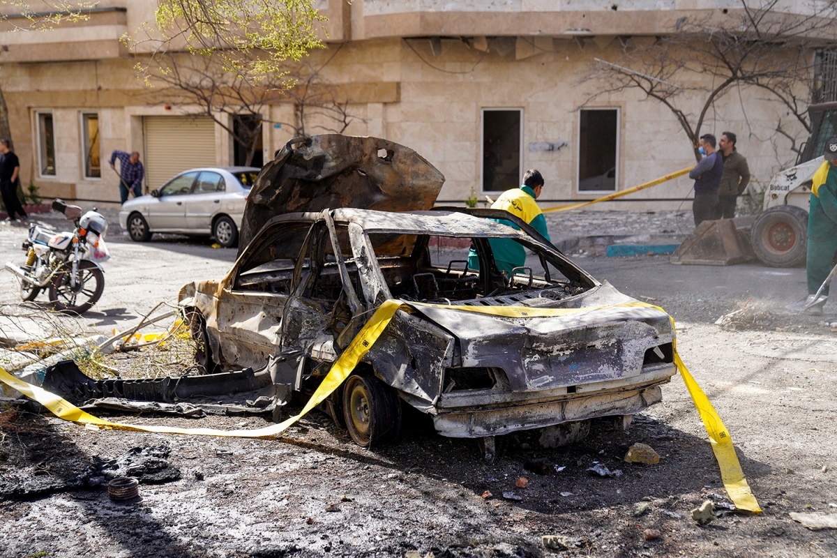 Phần còn lại của một chiếc ô tô tại hiện trường sau cuộc không kích của Israel và Mỹ vào Tehran, Iran, ngày 28/2/2026. Ảnh: ISNA/Reuters.
