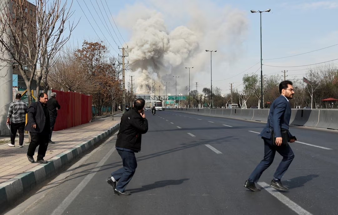 Hình ảnh người dân tại Tehran hoảng loạn sau một vụ tấn công của Mỹ và Israel. (Ảnh: Retuers)