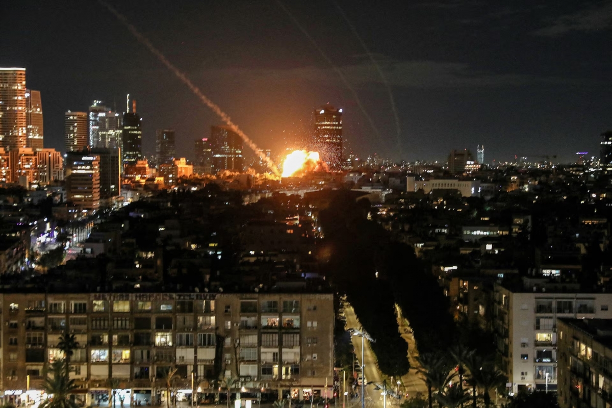 Một vụ nổ lớn ghi nhận tại Tel Aviv, Israel hôm 28/2. (Ảnh: Reuters)