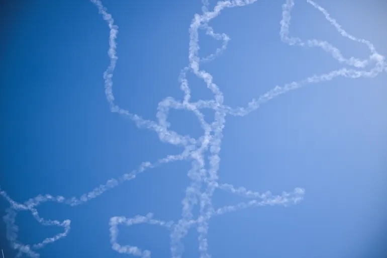 Vệt khói trên bầu trời Tel Aviv sau khi các tên lửa của Israel đánh chặn các cuộc tấn công của Iran. (Ảnh: Reuters)