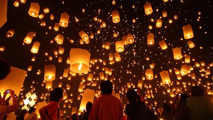 Nhiều người đi chùa, thả đèn lồng, cúng bái để cầu an yên, tài lộc vào dịp Rằm tháng Giêng. (Ảnh: Realistic Asia)