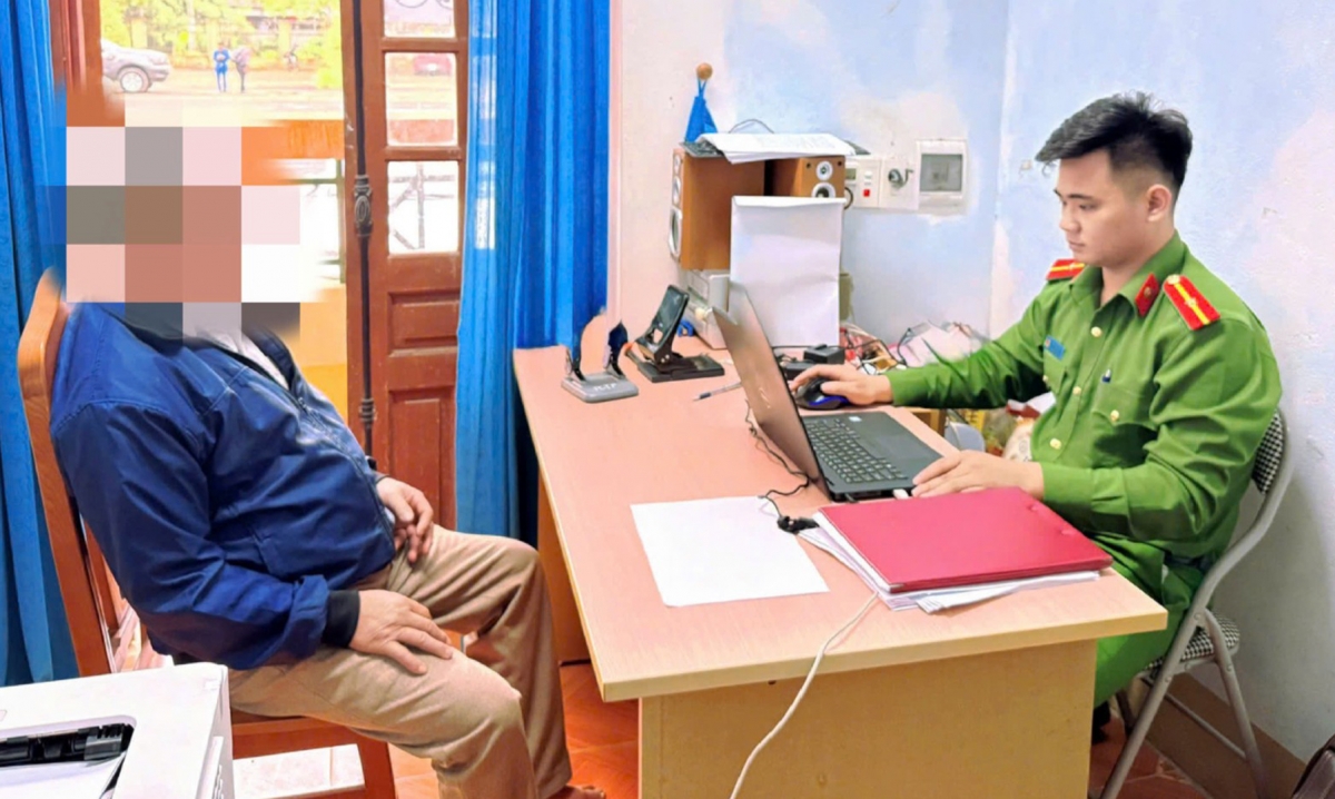 Công an xã Trung Hội làm việc với công dân tại trụ sở
